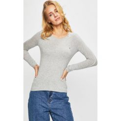Tommy Jeans - Sweter. Szare swetry nierozpinane damskie Tommy Jeans, m, bez wzorów, z bawełny, bez kołnierzyka, bez ramiączek. W wyprzedaży za 219.90 zł.