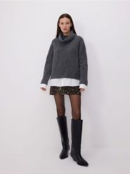 Sweter z golfem - ciemnoszary. Szare swetry nierozpinane damskie Reserved, l, bez wzorów, z dzianiny, bez kołnierzyka, bez ramiączek. W wyprzedaży za 49.99 zł.