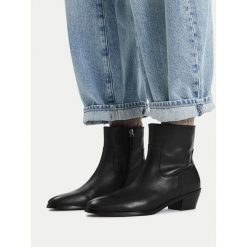 Botki GINO ROSSI. Czarne botki damskie Gino Rossi, bez wzorów, bez obcasa, na słupku, bez zapięcia. Za 399.99 zł.