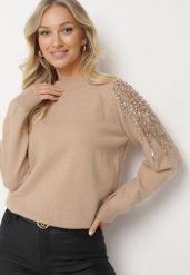 Ciemnobeżowy Sweter z Cyrkoniami Perłami i Cekinami Nevalitha. Brązowe swetry nierozpinane damskie Born2be, na zimę, bez wzorów, bez kołnierzyka, bez ramiączek. Za 129.99 zł.