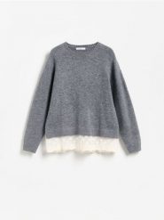 Sweter z koronkowym dołem - szary. Szare swetry nierozpinane damskie Reserved, l, bez wzorów, z dzianiny, bez kołnierzyka, bez ramiączek. Za 139.99 zł.