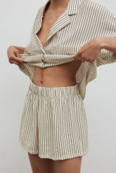 Szorty z wiskozy w paski w kolorze LIGHT BEIGE - SHELLY-S. Brązowe szorty damskie Marsala, bez wzorów, z gumy. W wyprzedaży za 75.96 zł.