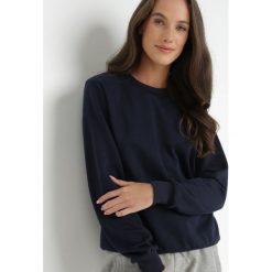 Granatowa Bluza Sotear. Niebieskie bluzy damskie Born2be, na zimę, l, bez wzorów, z dzianiny, casualowe, bez ramiączek, bez kaptura. Za 34.99 zł.