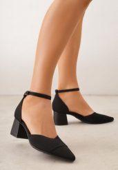 Czarne Strukturalne Czółenka VICES na Słupku z Paskiem wokół Kostki Kallimei. Czarne czółenka damskie Born2be, bez wzorów, z jeansu, eleganckie, bez obcasa, na słupku, bez zapięcia. Za 119.99 zł.