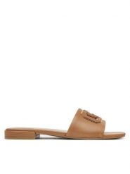 Guess Klapki FLJTAR LEA19 Brązowy. Brązowe klapki damskie Guess, z aplikacjami, ze skóry, bez obcasa, bez zapięcia. Za 549.99 zł.
