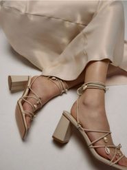 Sandały z ozdobnymi muszelkami - kremowy. Białe sandały damskie Reserved, bez wzorów, ze skóry, bez obcasa, na obcasie, bez zapięcia. W wyprzedaży za 79.99 zł.