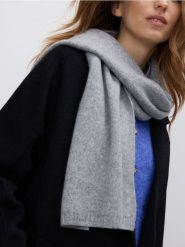 Szalik z domieszką kaszmiru - ciemnoszary. Szare szaliki damskie Reserved, bez wzorów, z kaszmiru. Za 119.99 zł.