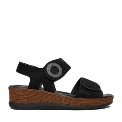 Sandały Go Soft. Czarne sandały damskie GO SOFT, bez wzorów, bez obcasa, na koturnie, bez zapięcia. Za 169.99 zł.