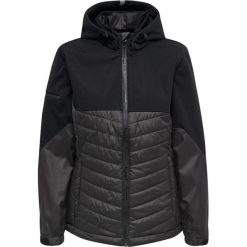 Kurtka damska Hummel North Hybrid. Czarne kurtki sportowe damskie Hummel, na jesień, xl, bez wzorów, z tkaniny, bez ramiączek, bez kaptura, outdoorowe. W wyprzedaży za 349.00 zł.