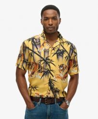 Superdry Koszula Hawaiian Resort z modalu – autentyczne nadruki kimono. Żółte koszule damskie Superdry, na lato, m, bez wzorów, z materiału, klasyczne, bez kołnierzyka, bez ramiączek. Za 292.95 zł.