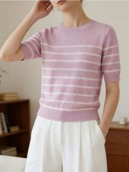 Sweter z krótkim rękawem w paski - różowy. Czerwone swetry nierozpinane damskie Sinsay, l, bez wzorów, bez kołnierzyka, bez ramiączek. Za 29.99 zł.