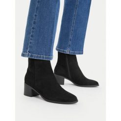 Botki JENNY. Czarne botki damskie Jenny, bez wzorów, bez obcasa, na słupku, bez zapięcia. Za 169.99 zł.