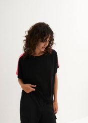 T-shirt z neonowymi paskami. Czarne t-shirty damskie bonprix, z aplikacjami, bez kołnierzyka, bez ramiączek. Za 49.99 zł.