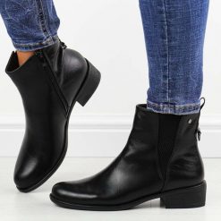 Czarne płaskie botki damskie M.Daszyński Sa198-30. Czarne botki damskie M.Daszyński, na jesień, bez wzorów, z materiału, eleganckie, bez obcasa, na obcasie, bez zapięcia. W wyprzedaży za 179.10 zł.