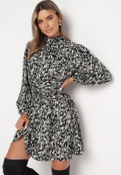 Czarna Rozkloszowana Sukienka Mini z Gumką w Pasie Veluna. Czarne sukienki damskie Born2be, l, bez wzorów, bez kołnierzyka, bez ramiączek, mini, rozkloszowane. Za 139.99 zł.