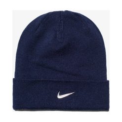Nike Czapka Swoosh Beanie Bl , granatowy, rozmiar ONE-SIZE. Niebieskie czapki damskie Nike, na zimę, bez wzorów, z materiału. W wyprzedaży za 39.99 zł.