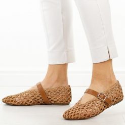 Brązowe przewiewne baleriny damskie T.Sokolski 137. Brązowe balerinki damskie Sokolski, na lato, w ażurowe wzory, z jeansu, casualowe, z okrągłym noskiem, bez obcasa, na płaskiej podeszwie, bez zapięcia. W wyprzedaży za 157.52 zł.