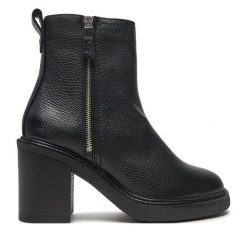 Botki Clarks. Czarne botki damskie Clarks, bez wzorów, bez obcasa, na słupku, bez zapięcia. Za 819.99 zł.