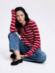 Sweter polo w paski - wielobarwny. Swetry nierozpinane damskie Reserved, l, bez wzorów, z dzianiny, bez kołnierzyka, bez ramiączek. Za 129.99 zł.