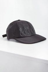 Czapka z daszkiem VERSACE JEANS COUTURE. Czapki damskie Versace Jeans Couture, bez wzorów, z jeansu. W wyprzedaży za 200.97 zł.