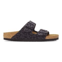 Klapki damskie BIRKENSTOCK Arizona SYN Leo Black. Czarne klapki damskie Birkenstock, na lato, bez wzorów, ze skóry, klasyczne, bez obcasa, bez zapięcia. Za 399.99 zł.