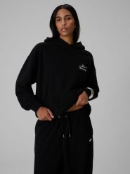 4F Bluza dresowa loose z kapturem damska - czarna S. Czarne bluzy damskie 4F, s, bez wzorów, z dresówki, klasyczne, bez ramiączek, z kapturem. Za 189.99 zł.