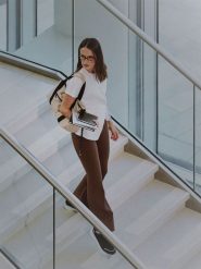 4F Legginsy w prążki z rozszerzanymi nogawkami damskie - brązowe L. Brązowe legginsy damskie 4F, bez wzorów, z dzianiny. Za 149.99 zł.
