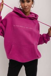 Bluza z kapturem oraz HAFTEM w kolorze MAGENTA VIOLET - GARSON skin peach-UNI. Pomarańczowe bluzy damskie Marsala, bez wzorów, z bawełny, sportowe, bez ramiączek, z kapturem. Za 329.90 zł.
