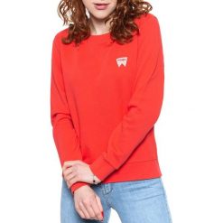 BLUZA WRANGLER CREW SWEAT BITTERSWEET RED W6Z1HAXBO 112130853. Czerwone bluzy damskie Wrangler, s, bez wzorów, klasyczne, bez ramiączek, bez kaptura. Za 129.99 zł.