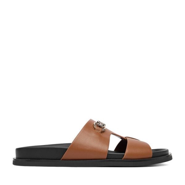 Klapki Nine West. Brązowe klapki damskie Nine West, bez wzorów, bez obcasa, bez zapięcia. Za 99.99 zł.