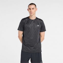 Koszulka męska New Balance MT6116OHBK – czarna. Czarne koszulki sportowe męskie New Balance, m, bez wzorów, z materiału, bez ramiączek, do biegania. Za 129.99 zł.