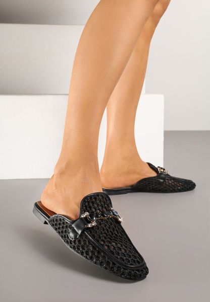 Czarne Siateczkowe Klapki Typu Mule z Klamrą i Cyrkoniami Nimithara. Czarne klapki damskie Born2be, na lato, z aplikacjami, z jeansu, eleganckie, bez obcasa, na płaskiej podeszwie, bez zapięcia. Za 89.99 zł.