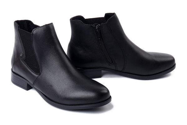 RIEKER 77051-00 black, botki damskie. Czarne botki damskie Rieker, na zimę, bez wzorów, z gumy, bez obcasa, na obcasie, bez zapięcia. Za 389.90 zł.