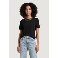 Koszulka crop top Kobieta ONLY ONLPARKER S/S O-NECK BLING TOP BOX JRS. Czarne topy damskie ONLY, s, bez wzorów, z materiału, bez kołnierzyka, bez ramiączek. Za 145.95 zł.