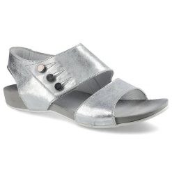 Srebrne Sandały Damskie Lemar Wygodne Buty Skórzane. Szare sandały damskie Lemar, bez wzorów, ze skóry, bez obcasa, bez zapięcia. Za 149.00 zł.