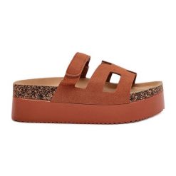 Klapki Na Masywnej Platformie Camel brązowe. Brązowe klapki damskie bez wzorów, casualowe, bez obcasa, na platformie, bez zapięcia. Za 139.80 zł.