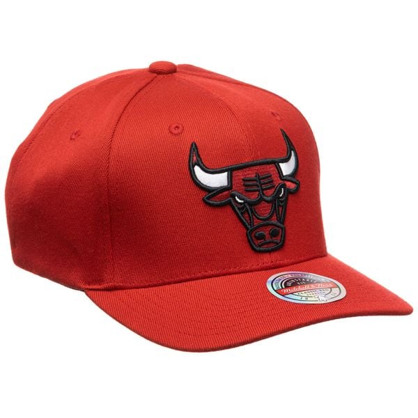 Czapka Chicago Bulls Ground 2.0 Stretch. Czerwone czapki damskie Mitchell & Ness, bez wzorów, sportowe. Za 177.00 zł.