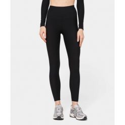 Legginsy Carpatree prążkowane z kieszenią Onyx Flow czarne. Czarne legginsy damskie Carpatree, bez wzorów, prążkowane. W wyprzedaży za 149.99 zł.