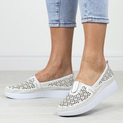 Białe skórzane półbuty damskie T.Sokolski 712. Białe półbuty damskie Sokolski, na lato, w ażurowe wzory, z materiału, klasyczne, bez obcasa, bez zapięcia. Za 259.00 zł.