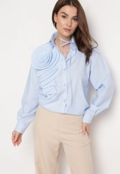 Niebieska Koszula Udekorowana Aplikacją w Kształcie Kwiatu i Sznureczkiem Przy Szyi Poldivia. Niebieskie koszule damskie Born2be, l, z aplikacjami, retro, bez kołnierzyka, bez ramiączek. Za 119.99 zł.