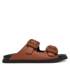 Klapki BOSS. Brązowe klapki damskie Boss, bez wzorów, bez obcasa, bez zapięcia. Za 549.99 zł.