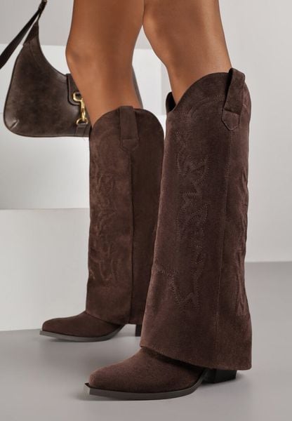 Brązowe Kozaki Kowbojki na Stożku z Haftowaną Cholewką Imitującą Nogawkę Fenika. Brązowe kozaki damskie Born2be, bez wzorów, z jeansu, bez obcasa, na obcasie, bez zapięcia. Za 159.99 zł.