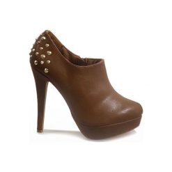 Brązowe Camel botki na szpilce z ćwiekami 8860P. Brązowe botki damskie ButyModne, bez wzorów, eleganckie, bez obcasa, na koturnie, bez zapięcia. Za 59.00 zł.