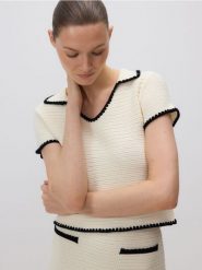 Sweter polo - złamana biel. Swetry nierozpinane damskie Reserved, l, bez wzorów, z dzianiny, bez kołnierzyka, bez ramiączek. W wyprzedaży za 79.99 zł.