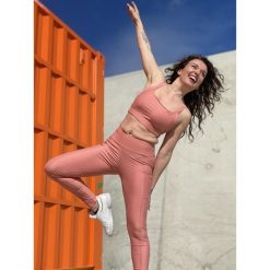 Legginsy damskie Les Poulettes Fitness rose corail. Brązowe legginsy damskie LES POULETTES FITNESS, bez wzorów, z elastanu. Za 365.00 zł.
