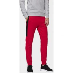 Spodnie dresowe męskie SPMD070 - czerwony. Czerwone spodnie sportowe męskie 4F, m, bez wzorów, z dresówki. W wyprzedaży za 149.99 zł.