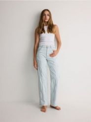 Jeansy z ozdobnymi kryształkami - niebieski. Niebieskie jeansy damskie Reserved, bez wzorów, z bawełny. W wyprzedaży za 89.99 zł.