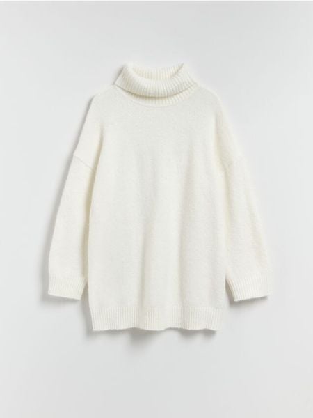 Długi sweter z golfem - złamana biel. Swetry nierozpinane damskie Reserved, l, bez wzorów, z dzianiny, bez kołnierzyka, bez ramiączek. Za 149.99 zł.