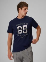 4F T-shirt regular z nadrukiem męski - granatowy XL. Niebieskie t-shirty męskie 4F, m, bez wzorów, z bawełny, bez kołnierzyka, bez ramiączek. Za 79.99 zł.