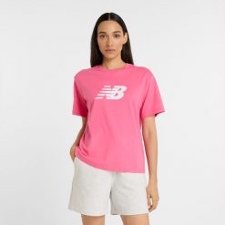 Koszulka damska New Balance WT43583DAB – różowa. Czerwone bluzki damskie New Balance, xl, bez wzorów, z materiału, klasyczne, bez kołnierzyka, bez ramiączek. Za 119.99 zł.